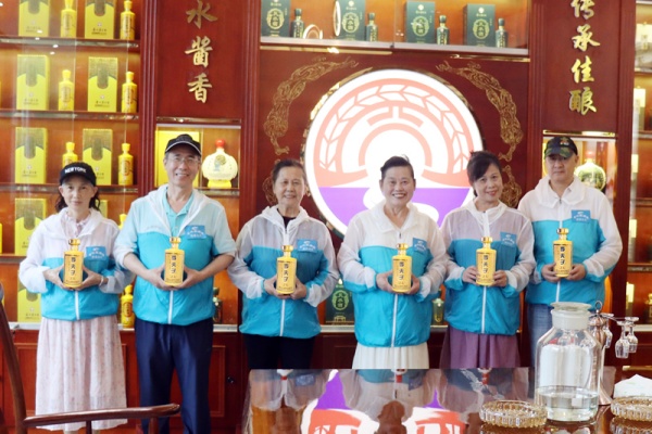 茅台镇季夫子酒：为友谊干杯！