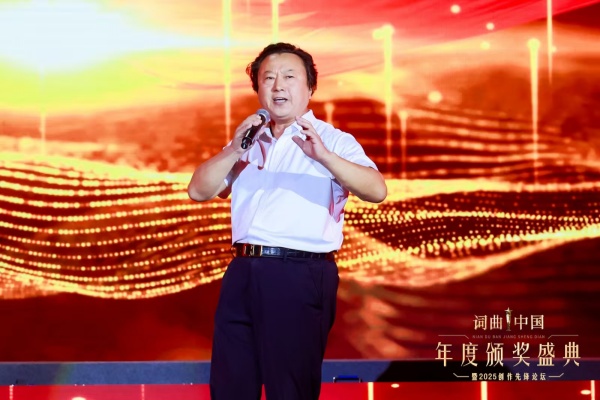 胡树萌在北京央视星光影视园深情朗诵自创千字长诗《红船颂》